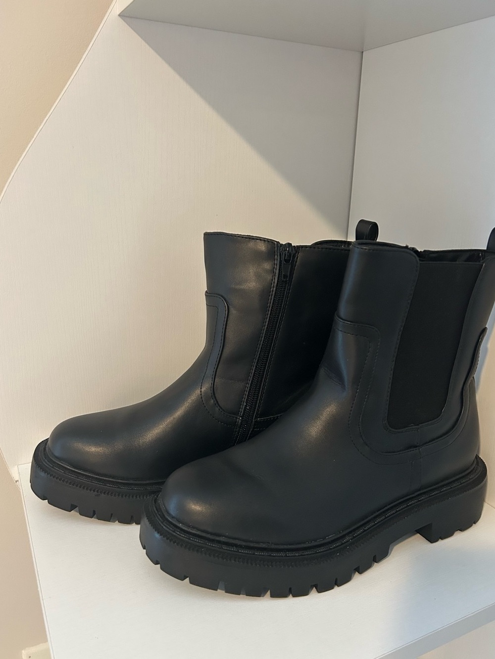 American Eagle Outfitters Black Platform Chelsea Boots - Size 7